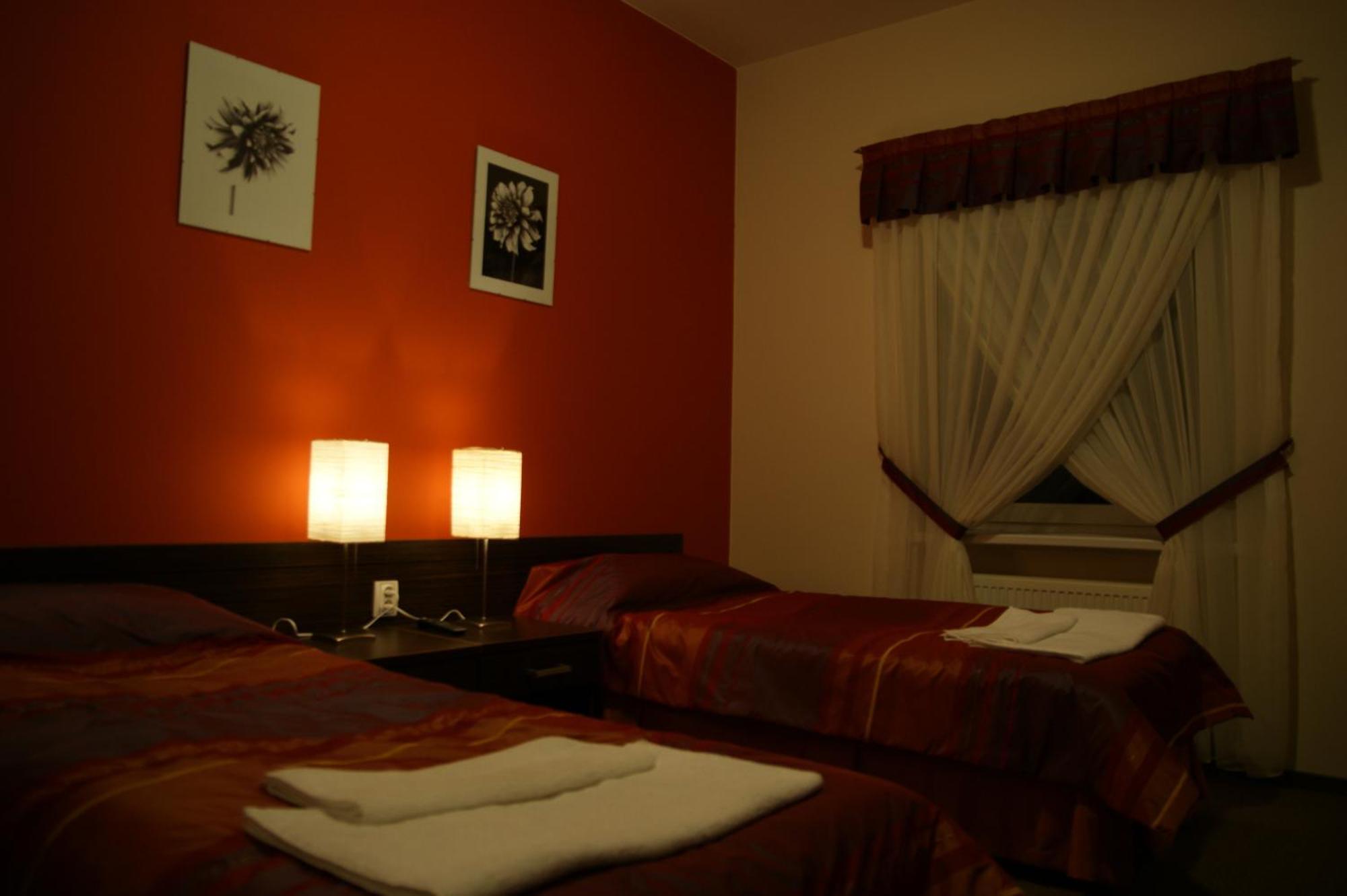 Hotel Chrobry Łęczyca エクステリア 写真